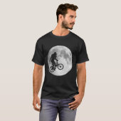 Sasquatch Bigfoot auf Fahrrad im Himmel mit Mond-T T-Shirt (Vorne ganz)