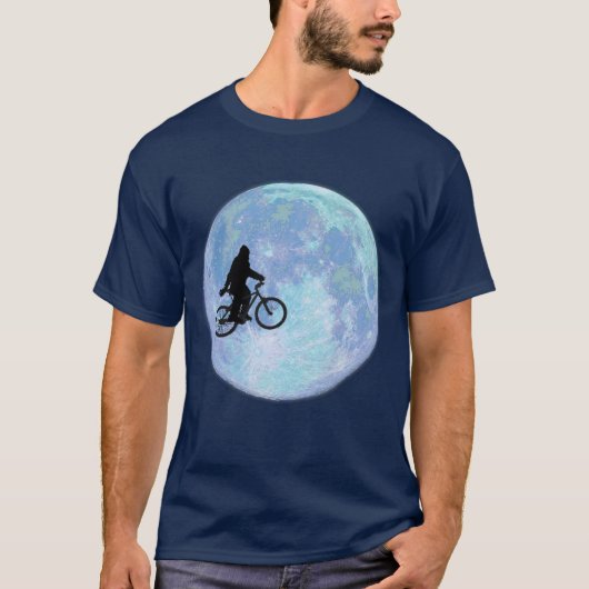 Sasquatch/Bigfoot auf Fahrrad im Himmel mit Mond-T T-Shirt (Vorderseite)