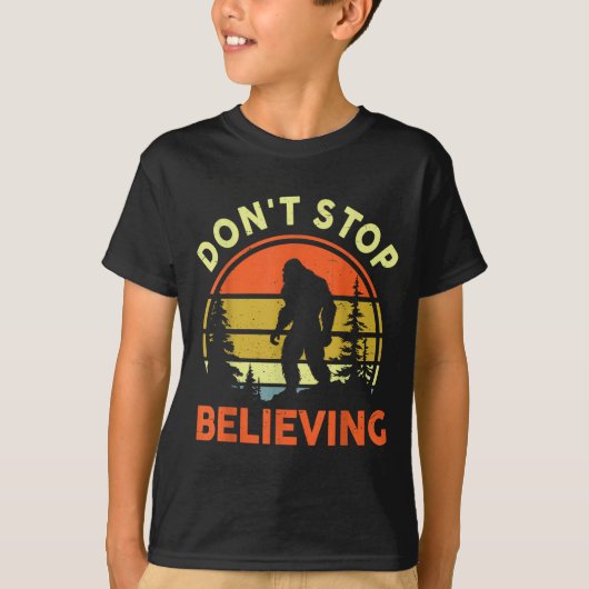 Sasquatch Bigfoot Don't Stop Believing Funny Bigfo T-Shirt (Vorderseite)
