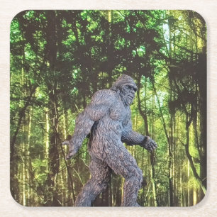 Sasquatch (Bigfoot) draußen in der Wildnis Rechteckiger Pappuntersetzer