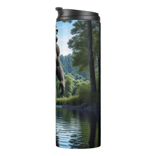 Sasquatch Bigfoot Reflektion am See Thermosbecher (Nach rechts gedreht)