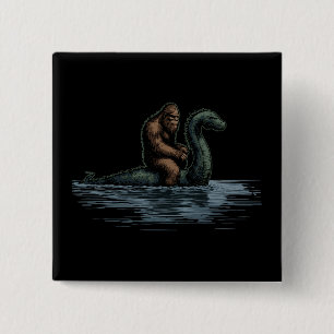 Sasquatch Bigfoot reitet auf Loch-Monster Button