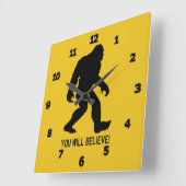 Sasquatch (Bigfoot) Sie werden glauben! Quadratische Wanduhr (Winkel)