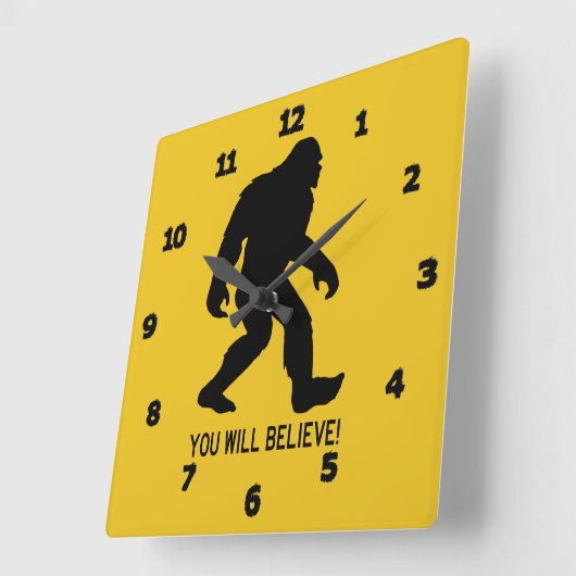 Sasquatch (Bigfoot) Sie werden glauben! Quadratische Wanduhr (Winkel)