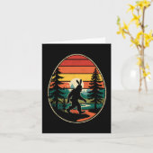 Sasquatch Bunny Egg Retro Ostern Wandern Karte (Gelbe Blume)