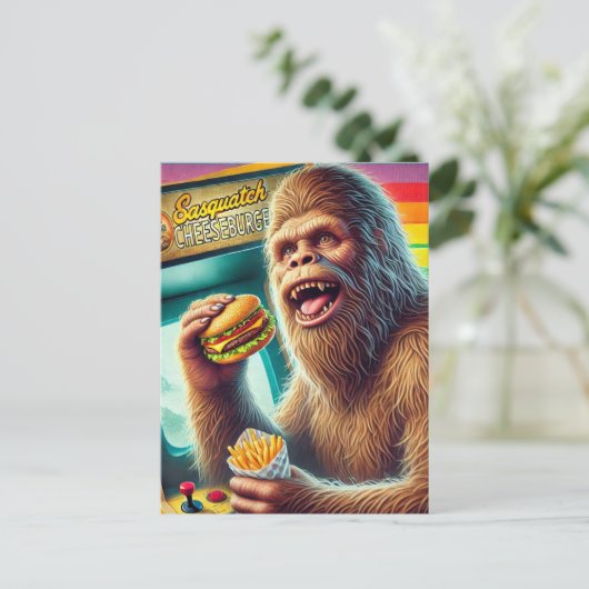 Sasquatch Cheeseburger und Fries Retro Arcade Postkarte (Stehend Vorderseite)