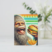 Sasquatch Cheeseburger und Fries Retro Postkarte (Stehend Vorderseite)