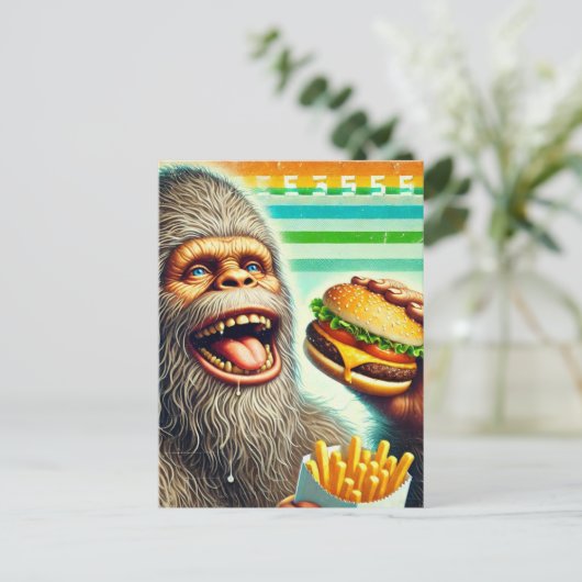 Sasquatch Cheeseburger und Fries Retro Postkarte (Stehend Vorderseite)