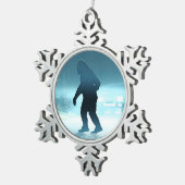 Sasquatch Encounter Schneeflocken Zinn-Ornament (Rechts)
