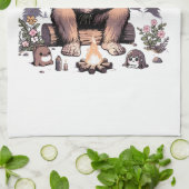 Sasquatch hält Blumen Geschirrtuch (Gefaltet)