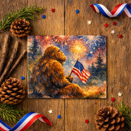 Sasquatch hält die amerikanische Flagge am 4. Juli Postkarte