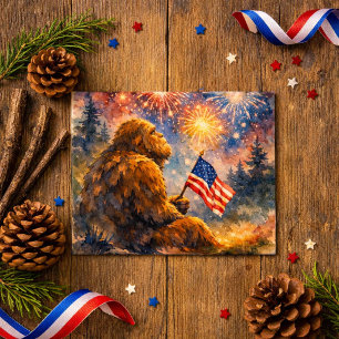 Sasquatch hält die amerikanische Flagge am 4. Juli Postkarte