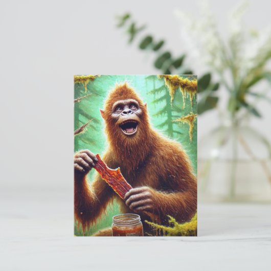 Sasquatch im Mossawald mit einem Glas Rindfleisch Postkarte (Stehend Vorderseite)
