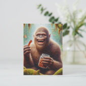 Sasquatch im Mossawald mit gefundenen Glas Jerky Postkarte (Stehend Vorderseite)