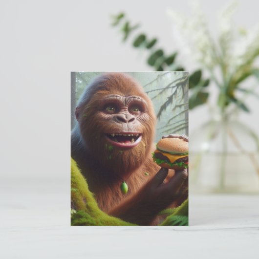 Sasquatch im Mosswald mit Cheeseburger Postkarte (Stehend Vorderseite)
