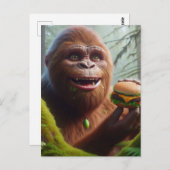 Sasquatch im Mosswald mit Cheeseburger Postkarte (Vorne/Hinten)