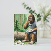 Sasquatch im Mosswald mit Jummy-Käsekuchen Postkarte (Stehend Vorderseite)