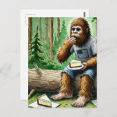 Sasquatch im Mosswald mit Jummy-Käsekuchen Postkarte (Vorne/Hinten)