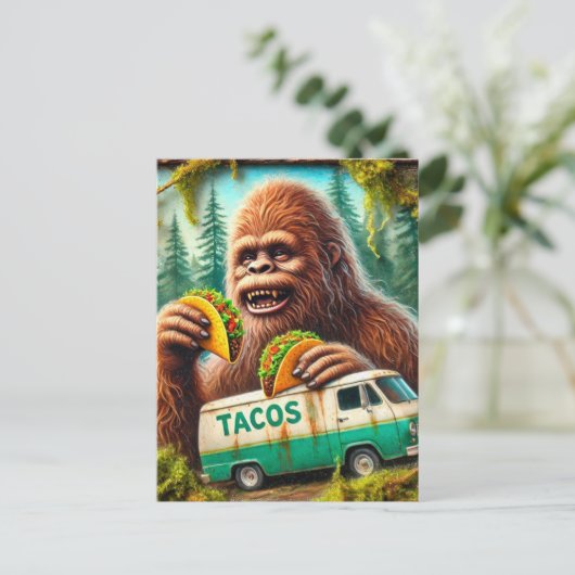 Sasquatch im Mosswald mit Tacos Postkarte (Stehend Vorderseite)