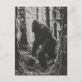 Sasquatch im Wald schwarz-weiß Postkarte (Vorderseite)