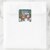 Sasquatch Meets Santa I Believe Funny Christmas Quadratischer Aufkleber (Tasche)