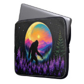 Sasquatch Rainbow Mountain Moon Wall Clock Laptopschutzhülle (Vorderseite Links)