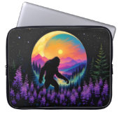 Sasquatch Rainbow Mountain Moon Wall Clock Laptopschutzhülle (Vorderseite)
