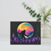 Sasquatch Rainbow Mountain Moon Wall Clock Postkarte (Stehend Vorderseite)