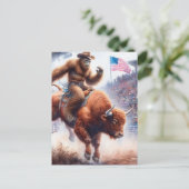 Sasquatch reiten auf einem Rodeo-Bull-Fantasy-Kuns Postkarte (Stehend Vorderseite)
