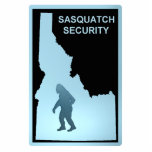 Sasquatch Security - Idaho Fotoskulptur Magnet<br><div class="desc">Enthält die dunkle Silhouette eines Sasquatch (Bigfoot) auf einem pulverblauen Hintergrund, der von der Kontur von Idaho umgeben ist, zusammen mit dem Textlesen "SASQUATCH SECURITY". Mit Sasquatch Security sichern Sie Ihr Haus und Ihre Wertsachen. Unantastbare Sicherheit - wie Sasquatch so selten zu sehen ist, wird man kaum wissen, dass sie...</div>