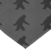 Sasquatch-Silhouette auf Carbon Fibre Print Tischdecke (Schrägansicht)