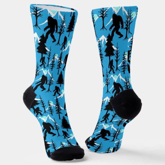 Sasquatch Squatchin in the Woods Bigfoot Blue Socken (Gewinkelt)