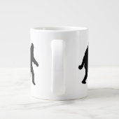 Sasquatch Squatchin-Silhouette Jumbo-Tasse (Rückseite)