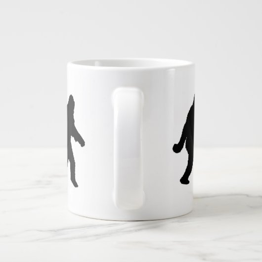 Sasquatch Squatchin-Silhouette Jumbo-Tasse (Rückseite)