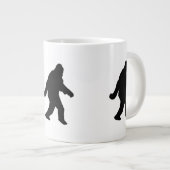 Sasquatch Squatchin-Silhouette Jumbo-Tasse (Vorderseite Rechts)