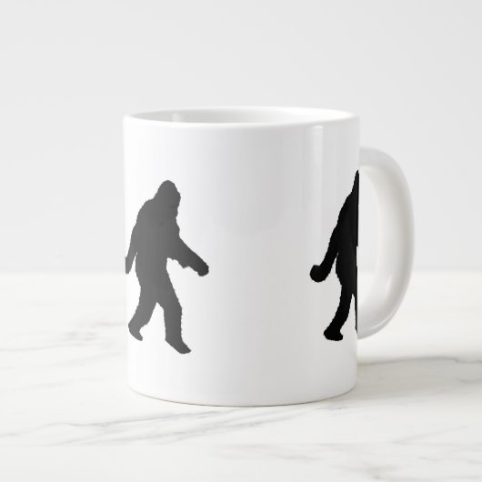 Sasquatch Squatchin-Silhouette Jumbo-Tasse (Vorderseite Rechts)