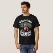 Sasquatch stapft durch den Schnee T-Shirt (Vorne ganz)