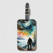 Sasquatch Stehend auf Ridge mit Blick auf den Ozea Gepäckanhänger (Vorderseite Vertikal)