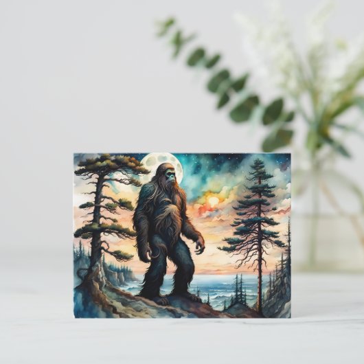 Sasquatch Stehend auf Ridge mit Blick auf den Ozea Postkarte (Stehend Vorderseite)