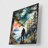 Sasquatch Stehend auf Ridge mit Blick auf den Ozea Quadratische Wanduhr (Winkel)
