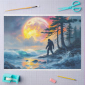 Sasquatch steht an einer Meeresküste Seidenpapier (Basteln)
