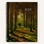 Sasquatch Tennisspieler im Wald mit Text Notizblock (Vorderseite)