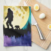 Sasquatch und Bär auf dem Berg Geschirrtuch (Viertel Falte)