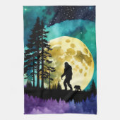 Sasquatch und Bär auf dem Berg Geschirrtuch (Vertikal)