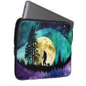 Sasquatch und Bär auf dem Berg Laptopschutzhülle (Vorne Rechts)