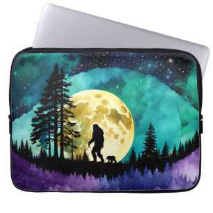 Sasquatch und Bär auf dem Berg Laptopschutzhülle