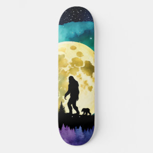 Sasquatch und Bär auf dem Berg Skateboard