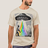 Sasquatch und das UFO auf einer Wiese T-Shirt (Vorderseite)