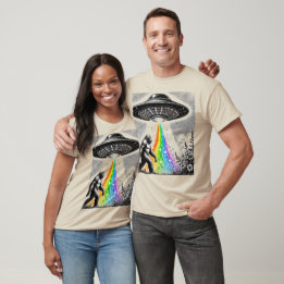 Sasquatch und das UFO auf einer Wiese T-Shirt