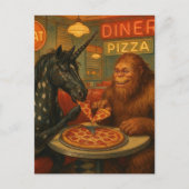 Sasquatch und ein Einhorn Appaloosa essen Pizza Postkarte (Vorderseite)